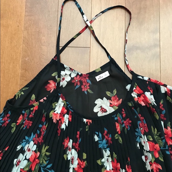 Hollister Strappy Black Floral Camisole - Picture 2 of 3